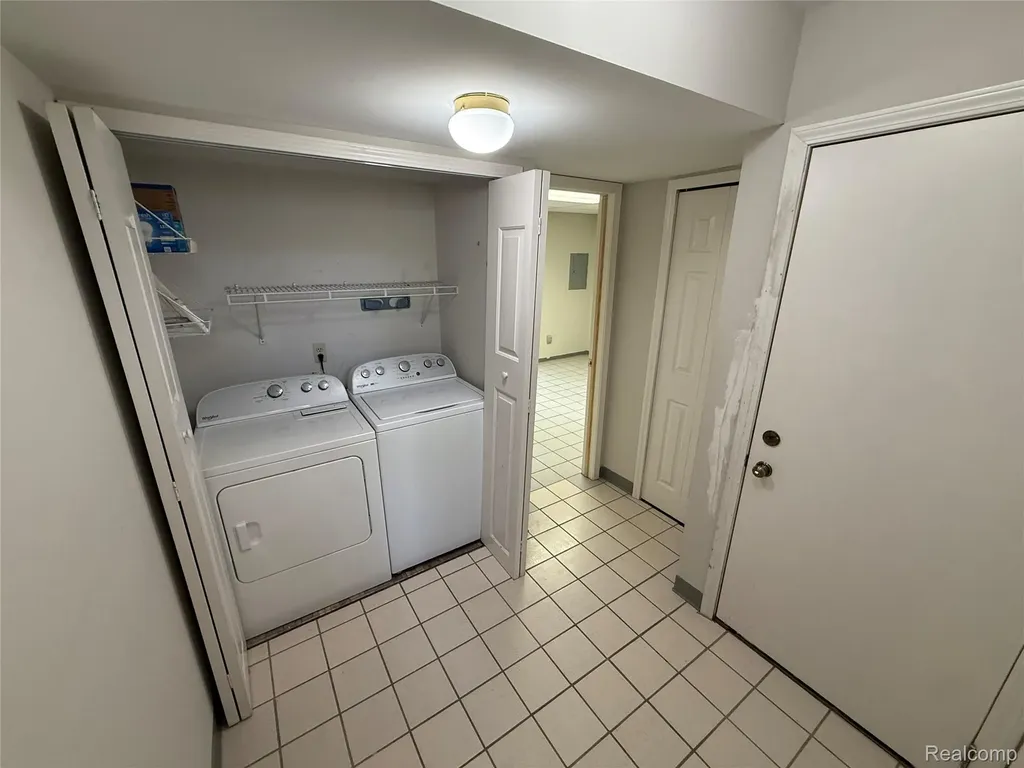 7059 Colonial Oaks Drive Waterford Charter Township MI 48327