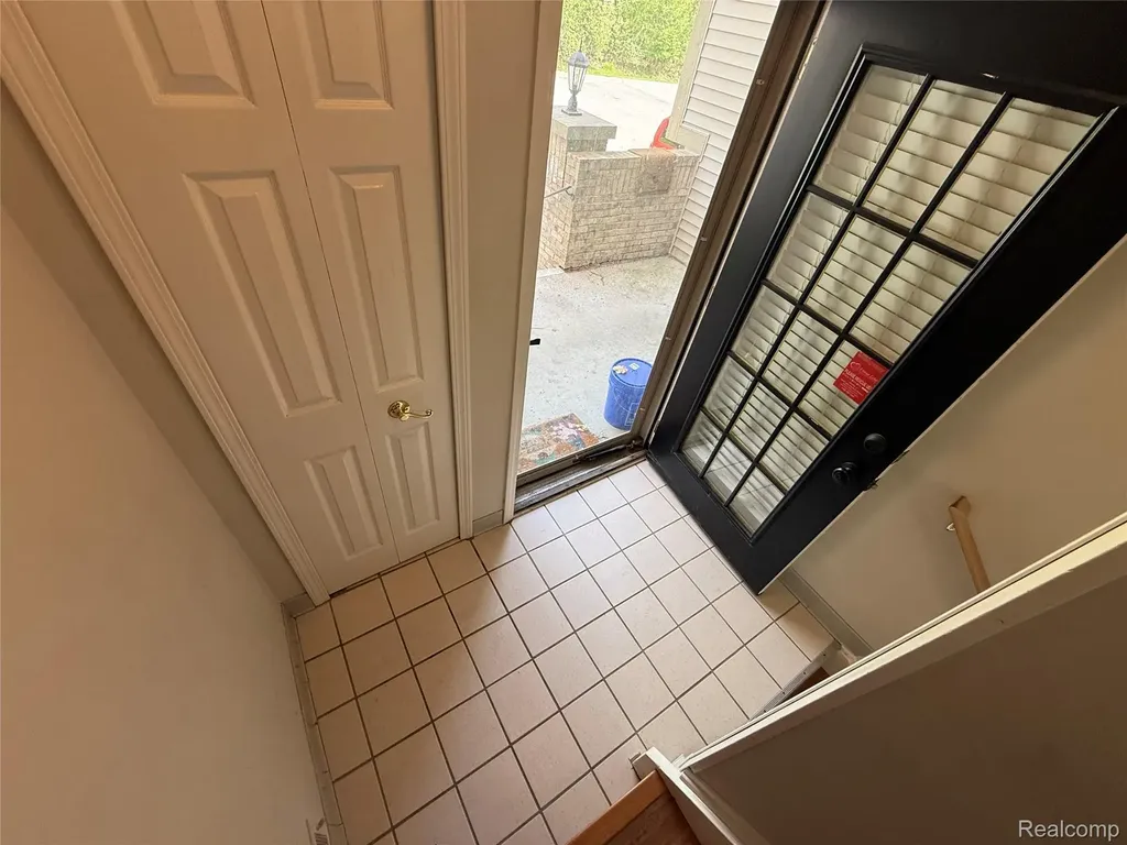7059 Colonial Oaks Drive Waterford Charter Township MI 48327