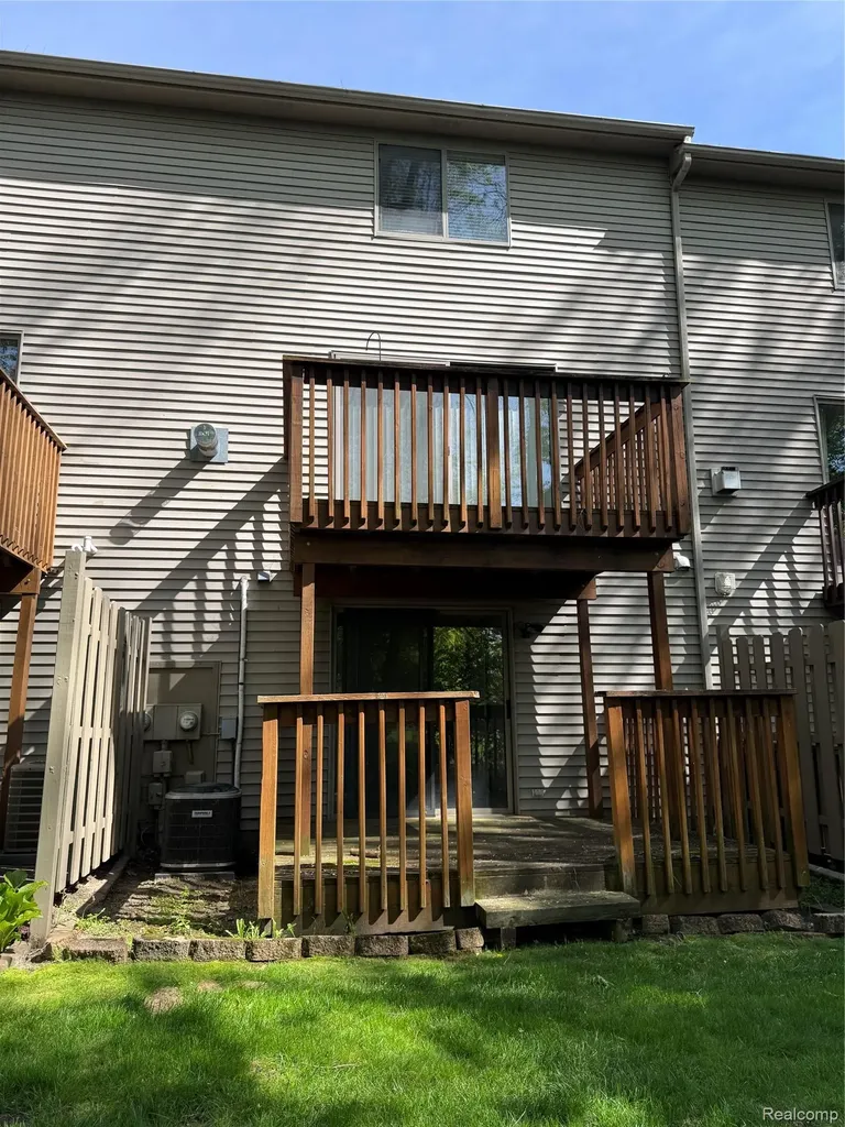 7059 Colonial Oaks Drive Waterford Charter Township MI 48327
