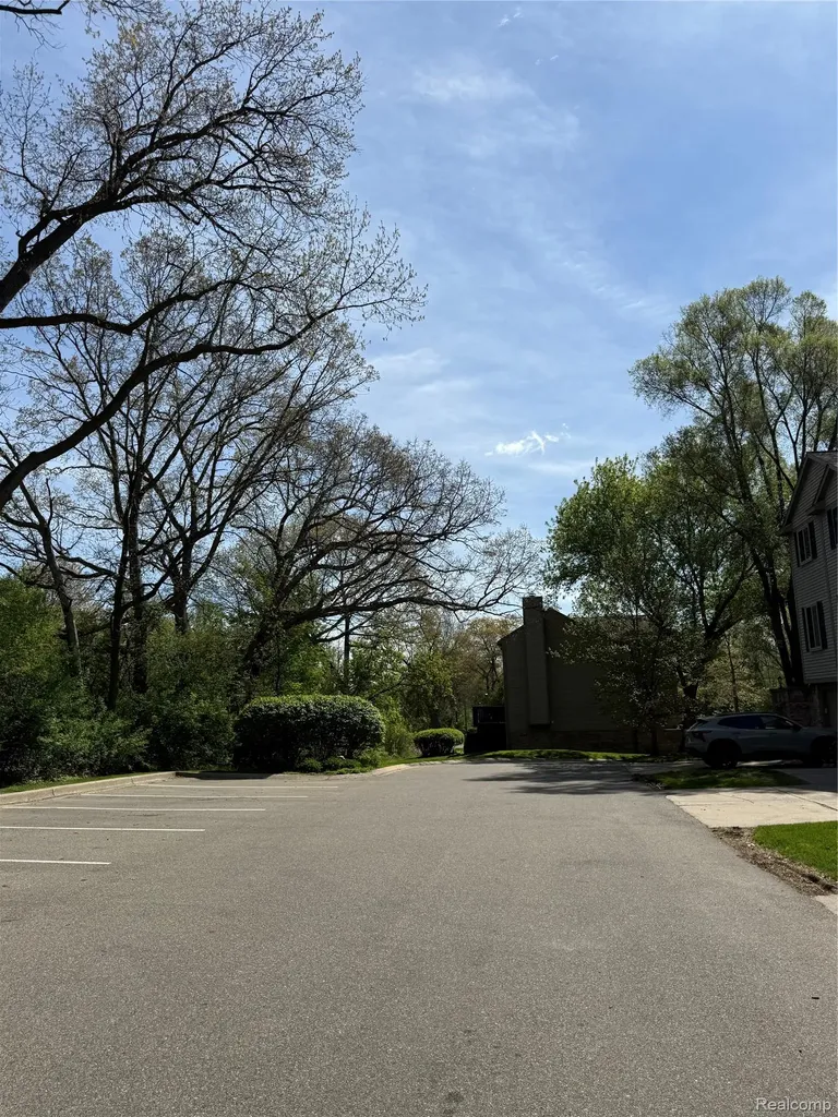 7059 Colonial Oaks Drive Waterford Charter Township MI 48327