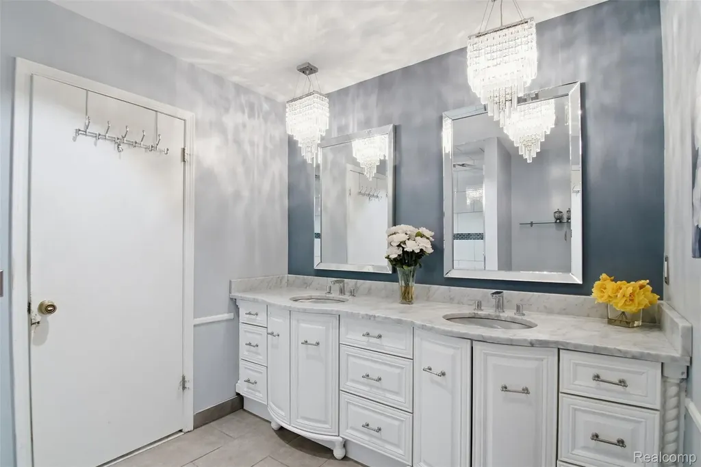 28877 Walnut Grove Lane Southfield City MI 48034