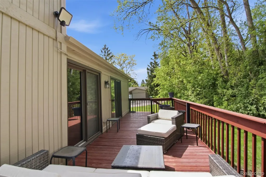 28877 Walnut Grove Lane Southfield City MI 48034