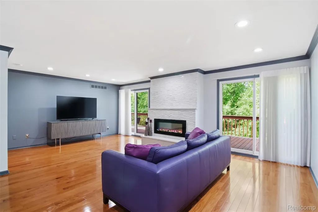 28877 Walnut Grove Lane Southfield City MI 48034