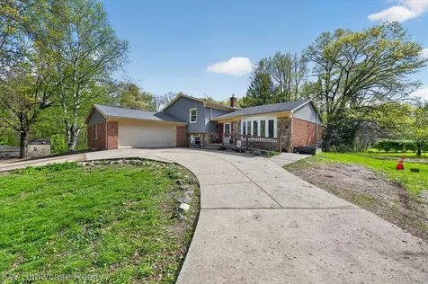 3201 S. Duck Lake Road Highland Charter Township MI 48356