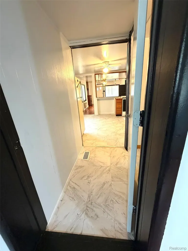 3313 Dallas Avenue Warren City MI 48091