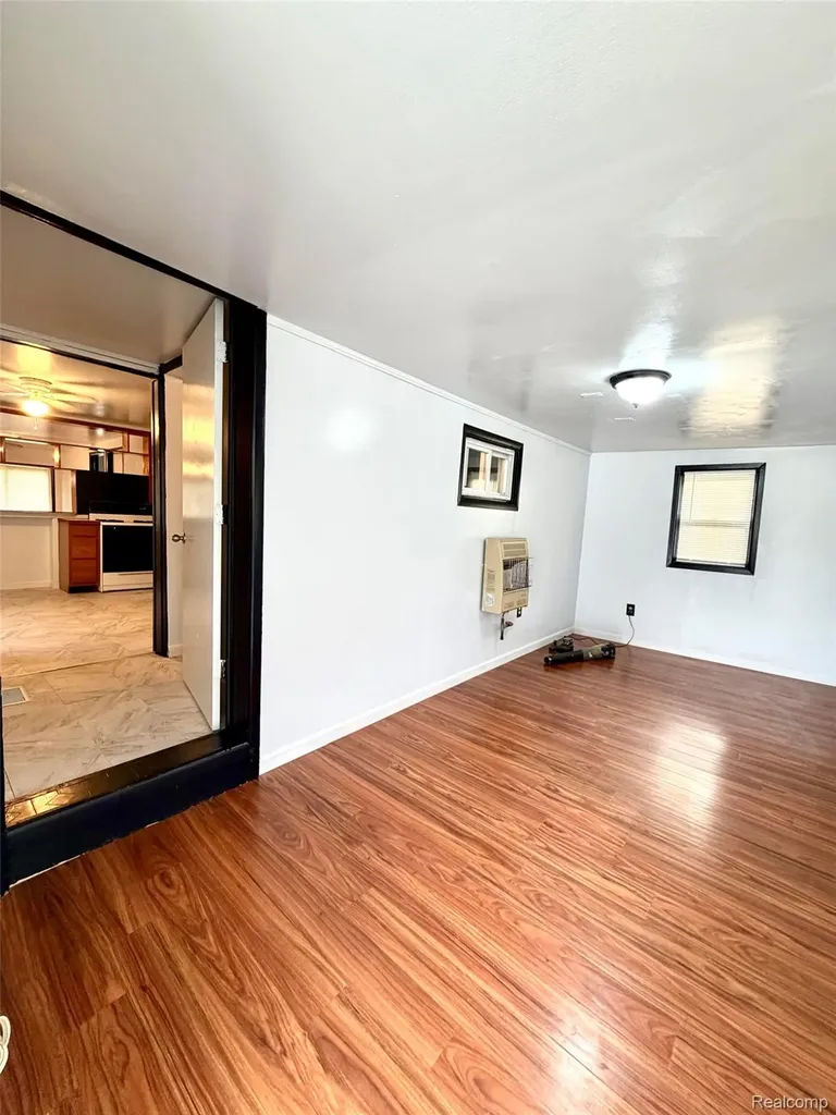 3313 Dallas Avenue Warren City MI 48091