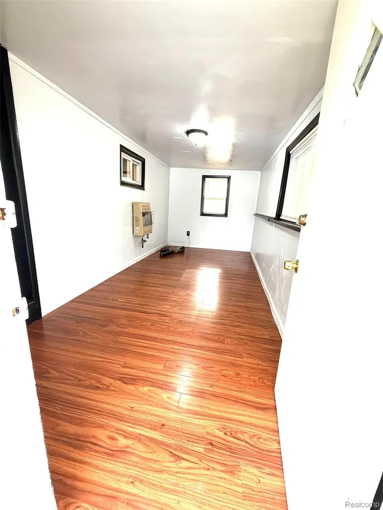 3313 Dallas Avenue Warren City MI 48091