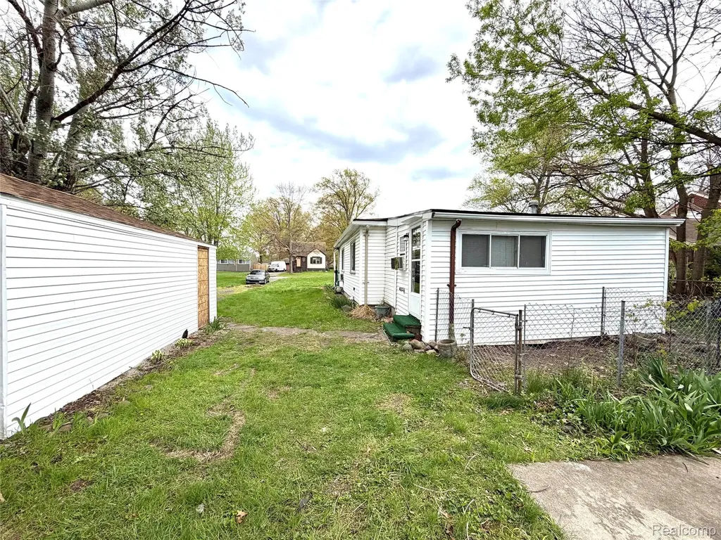 3313 Dallas Avenue Warren City MI 48091