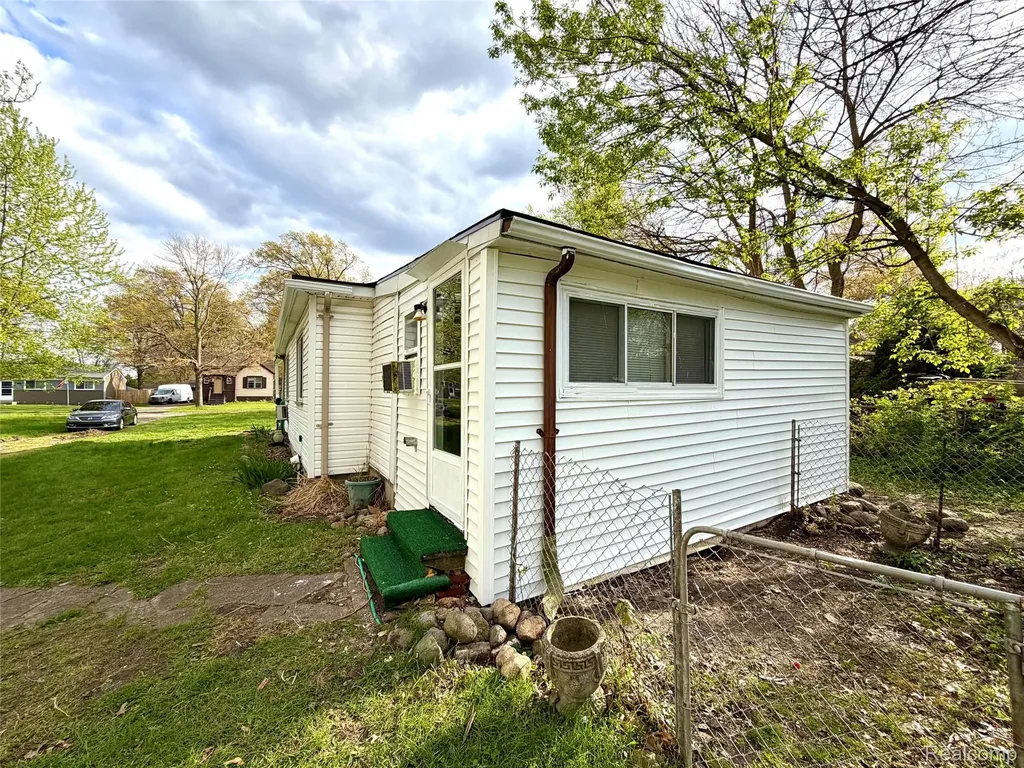 3313 Dallas Avenue Warren City MI 48091