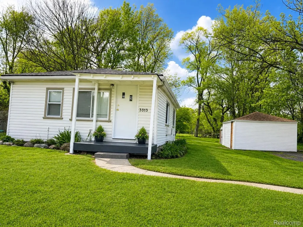 3313 Dallas Avenue Warren City MI 48091