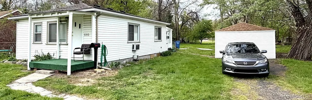 3313 Dallas Avenue Warren City MI 48091