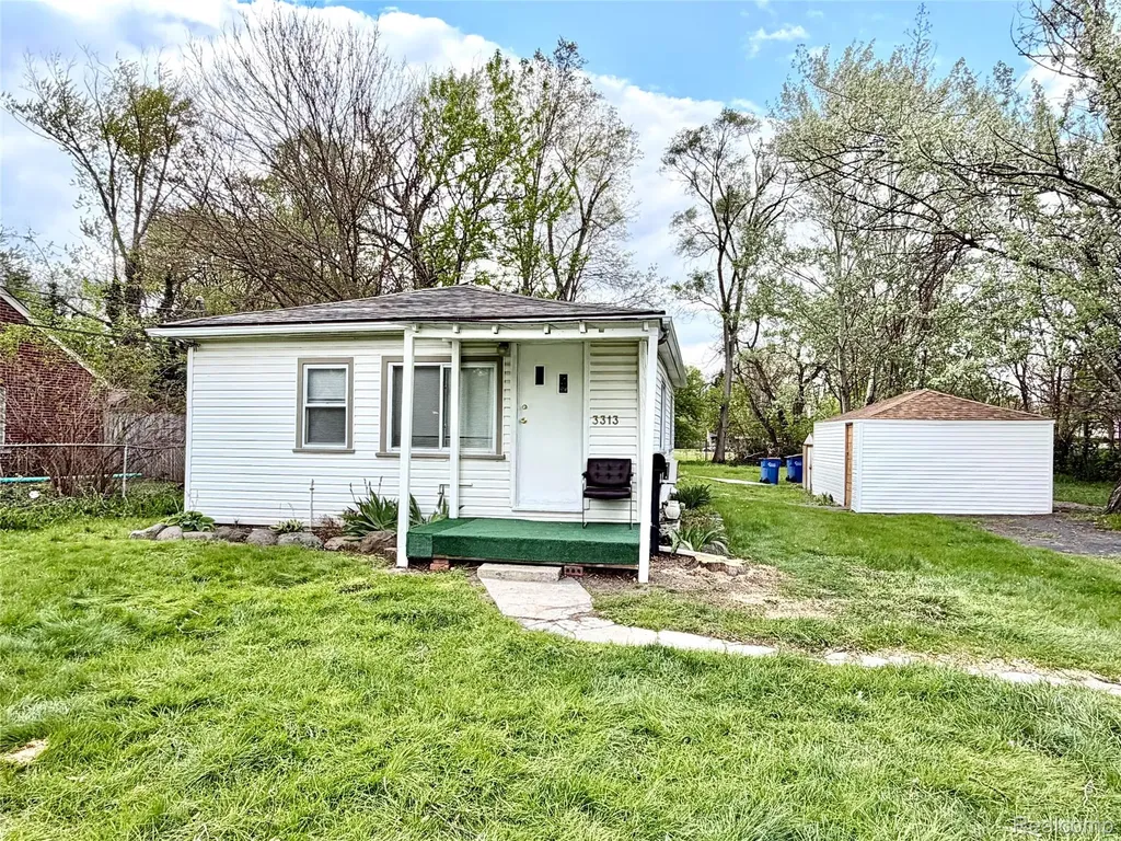 3313 Dallas Avenue Warren City MI 48091