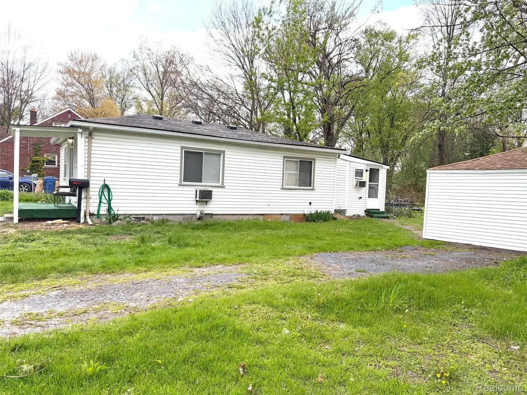 3313 Dallas Avenue Warren City MI 48091
