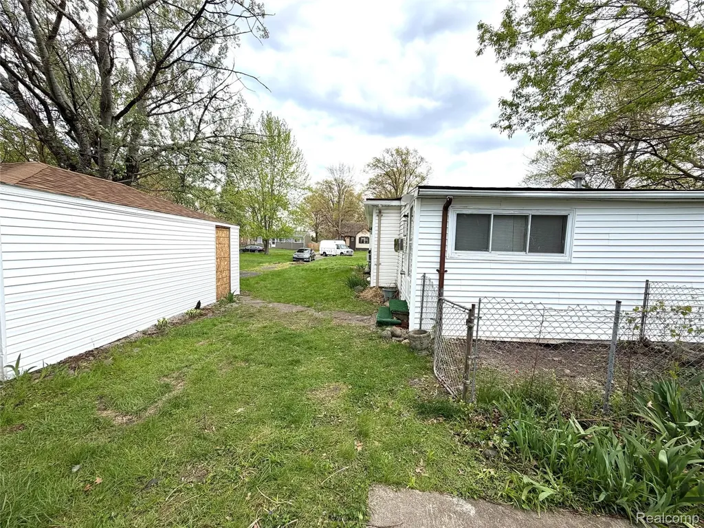 3313 Dallas Avenue Warren City MI 48091