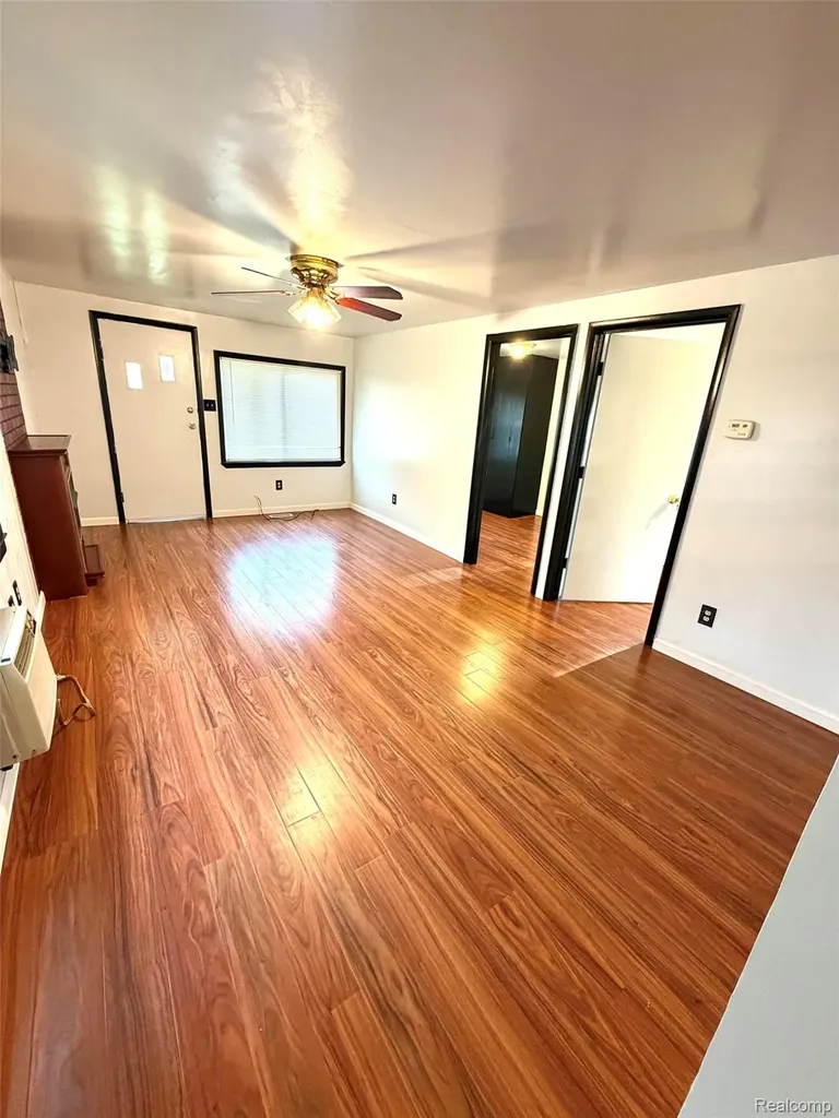 3313 Dallas Avenue Warren City MI 48091