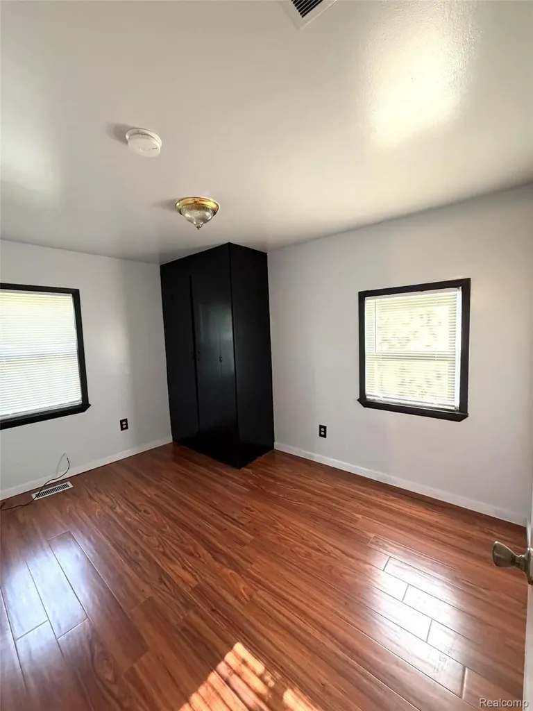 3313 Dallas Avenue Warren City MI 48091