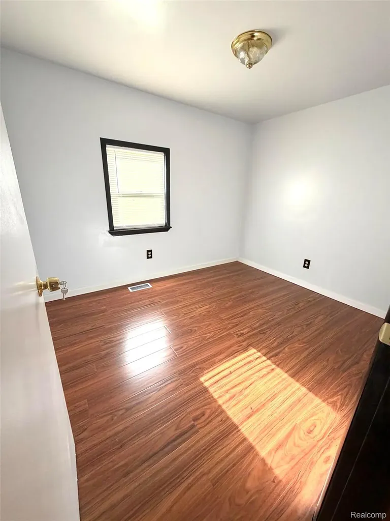 3313 Dallas Avenue Warren City MI 48091