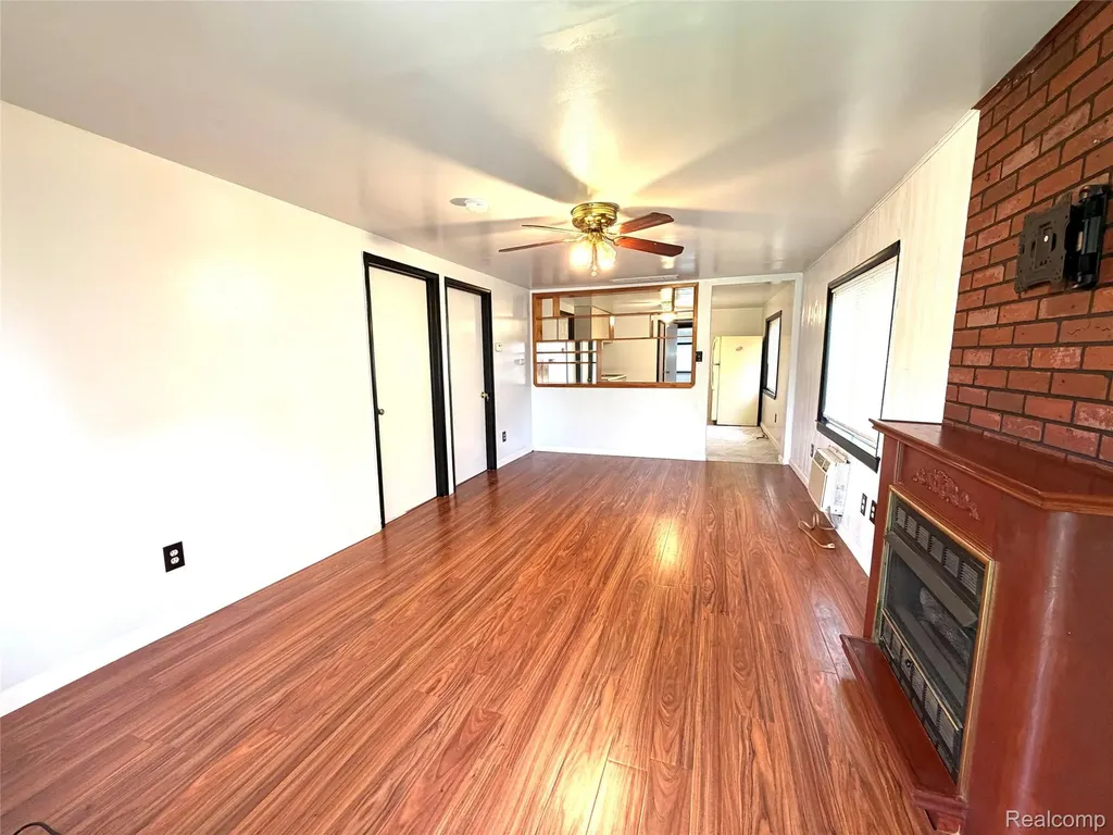 3313 Dallas Avenue Warren City MI 48091