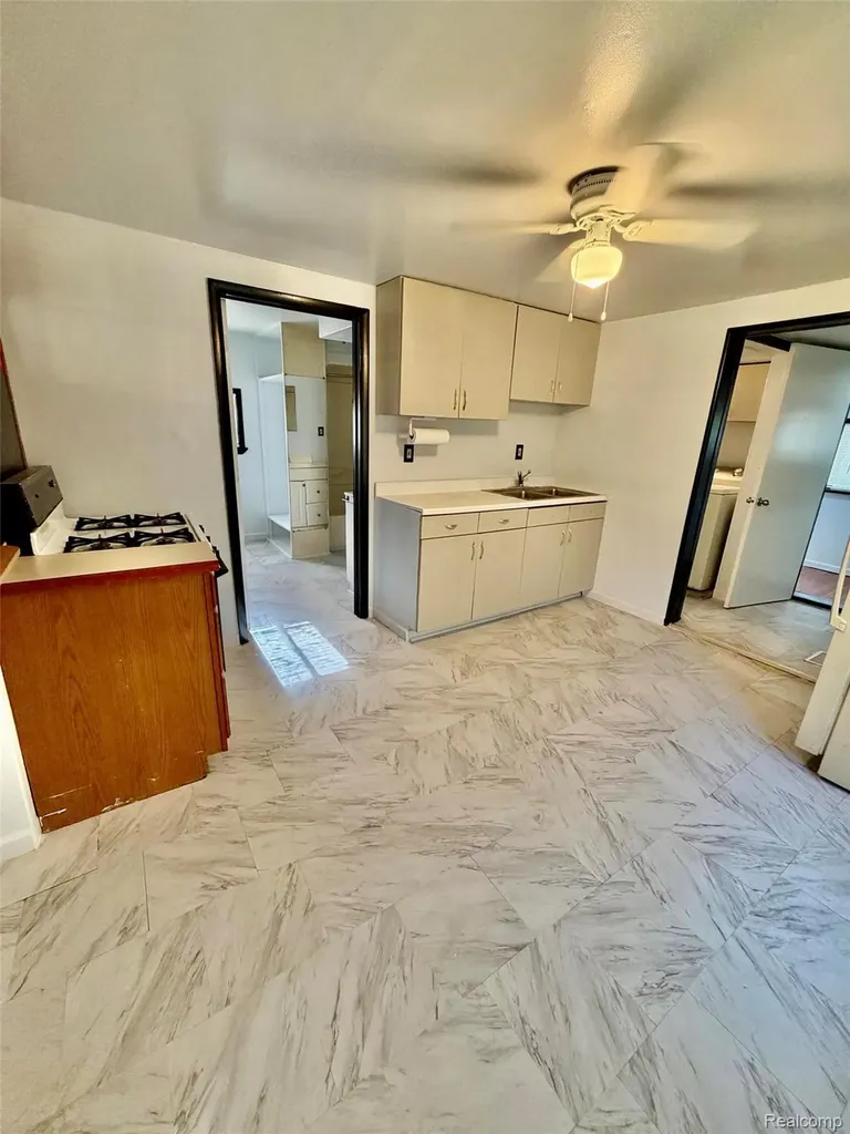 3313 Dallas Avenue Warren City MI 48091