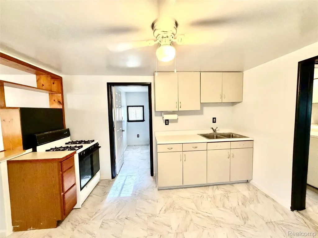 3313 Dallas Avenue Warren City MI 48091