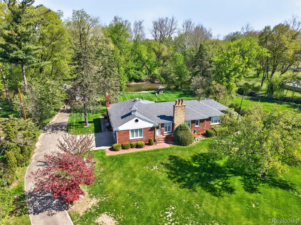 15623 Millar Road Clinton Charter Township MI 48036