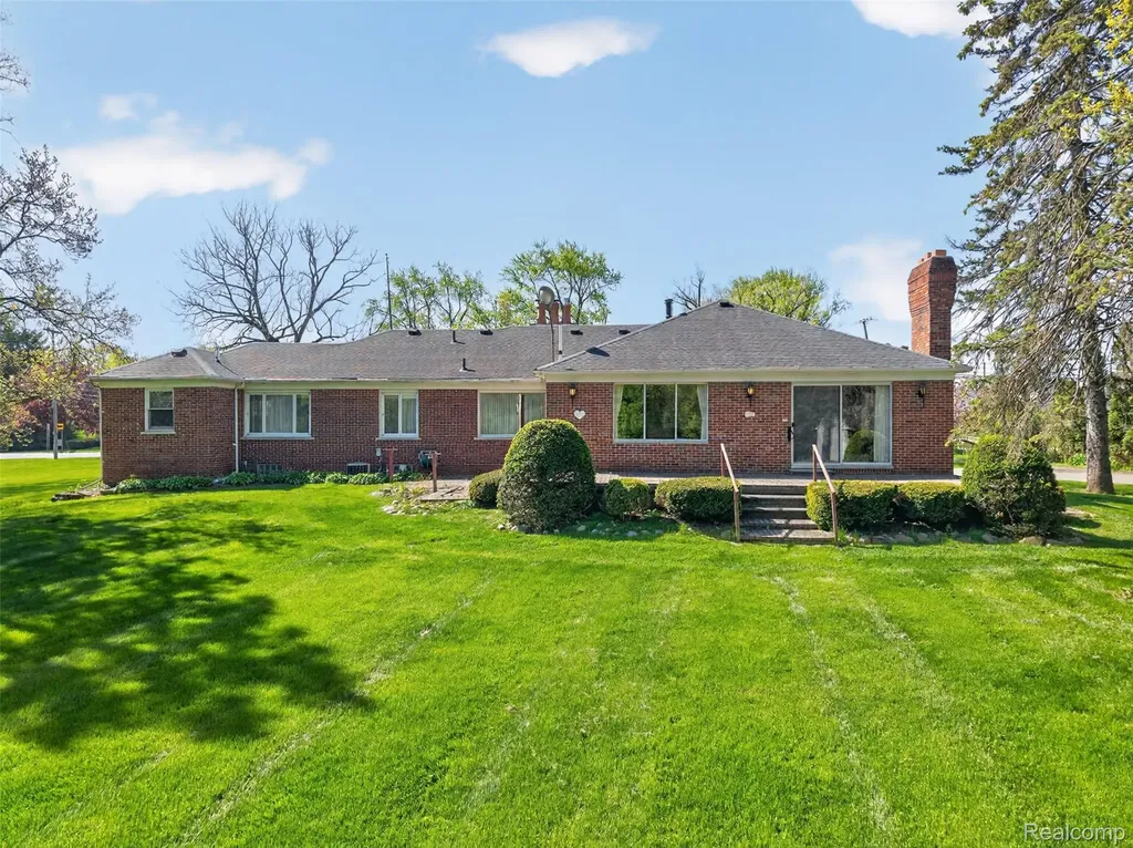 15623 Millar Road Clinton Charter Township MI 48036