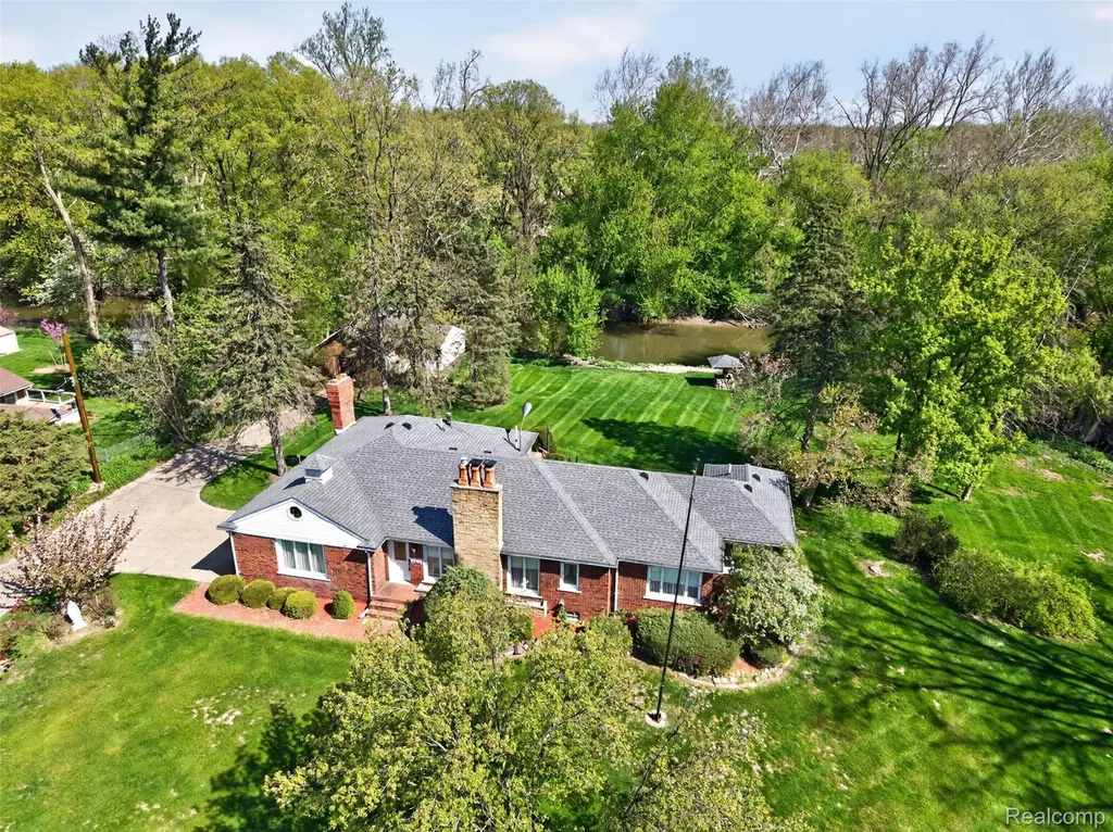 15623 Millar Road Clinton Charter Township MI 48036