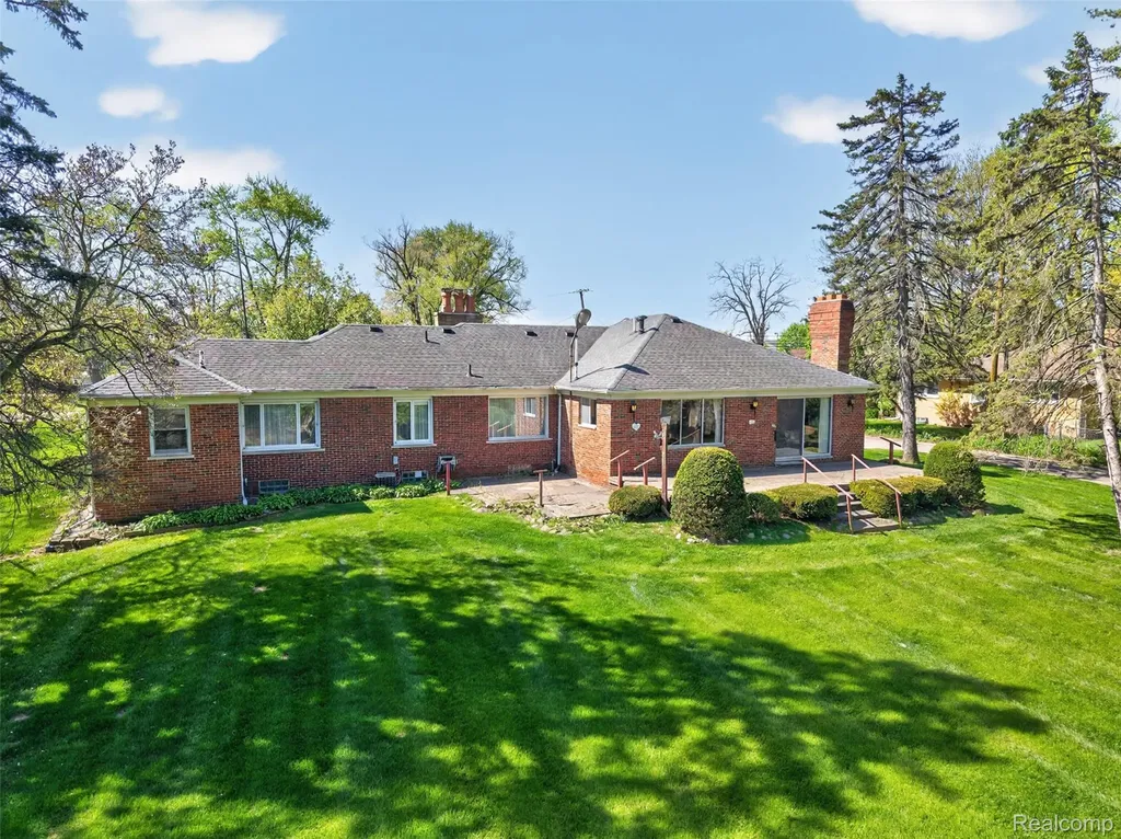 15623 Millar Road Clinton Charter Township MI 48036