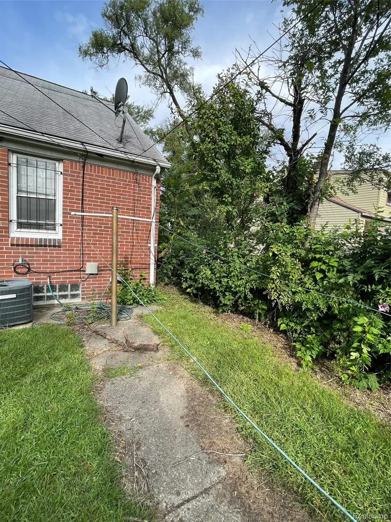 19374 Charest Street Detroit City MI 48234