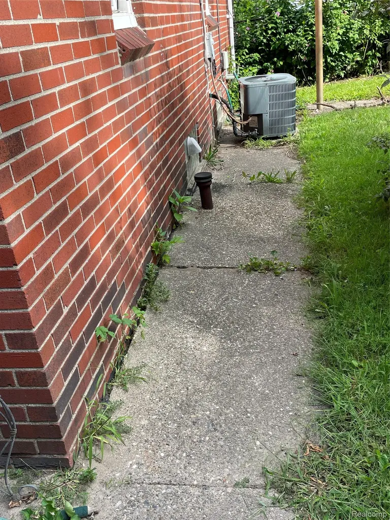 19374 Charest Street Detroit City MI 48234