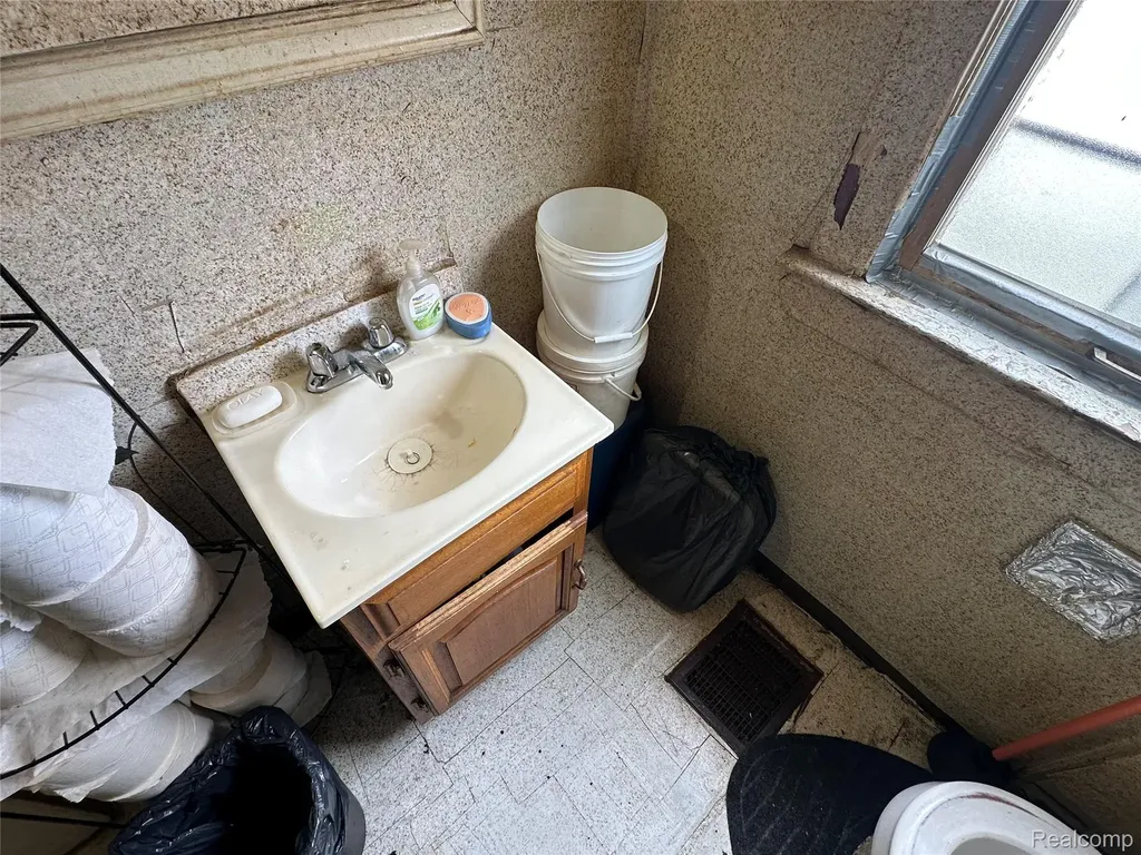 5042 Pennsylvania Street Detroit City MI 48213