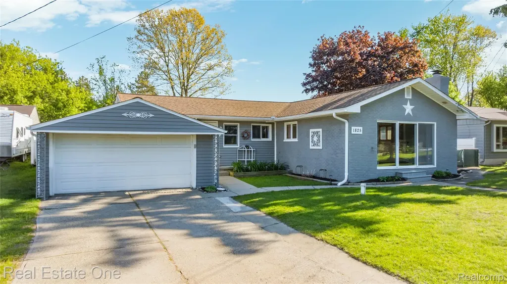 1825 Luneta Commerce Charter Township MI 48382