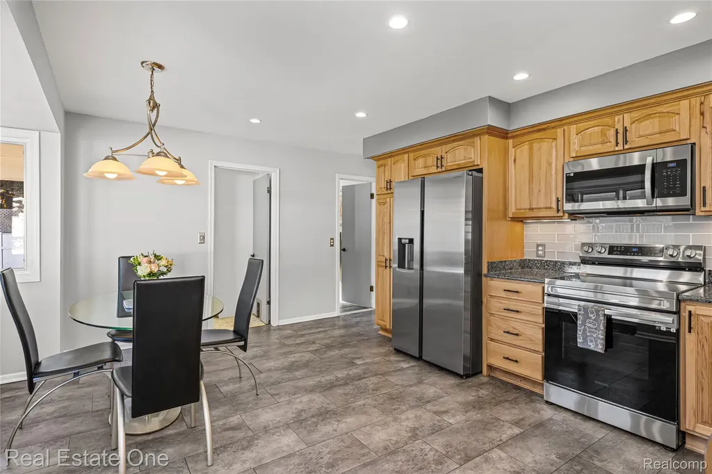 1825 Luneta Commerce Charter Township MI 48382