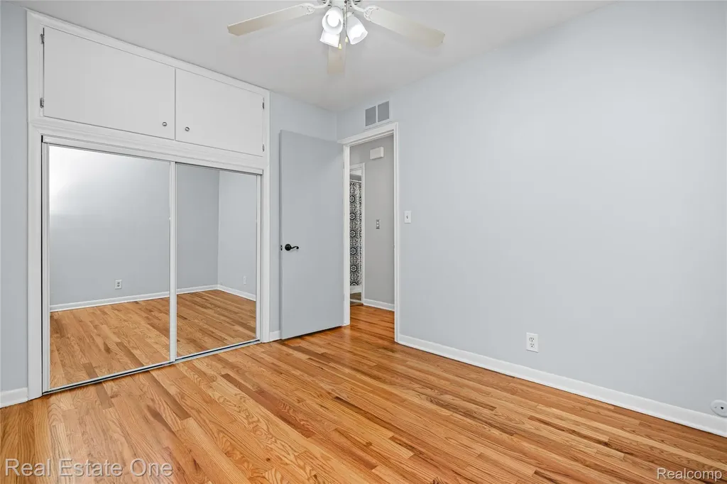 1825 Luneta Commerce Charter Township MI 48382