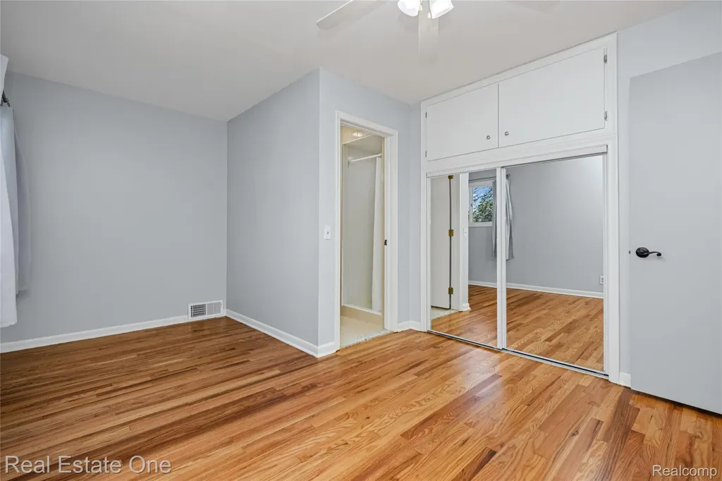 1825 Luneta Commerce Charter Township MI 48382