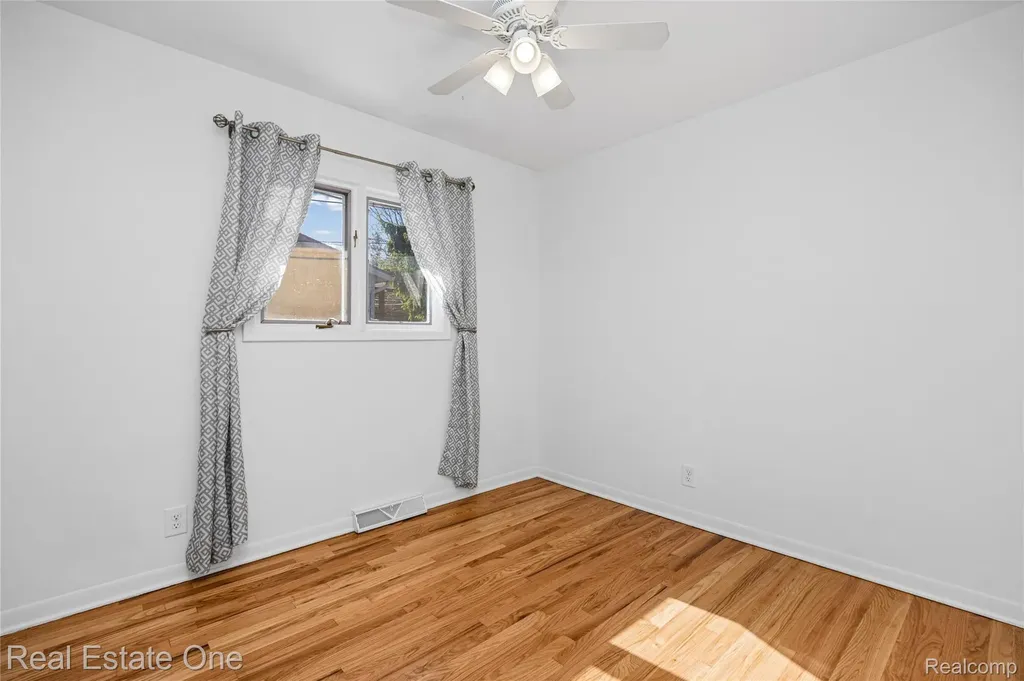 1825 Luneta Commerce Charter Township MI 48382