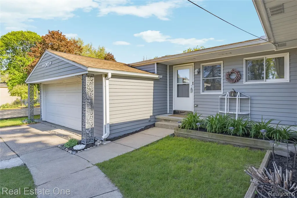 1825 Luneta Commerce Charter Township MI 48382