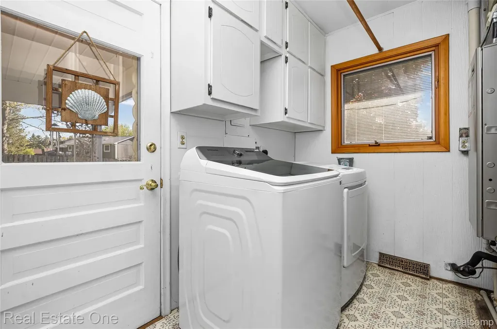 1825 Luneta Commerce Charter Township MI 48382