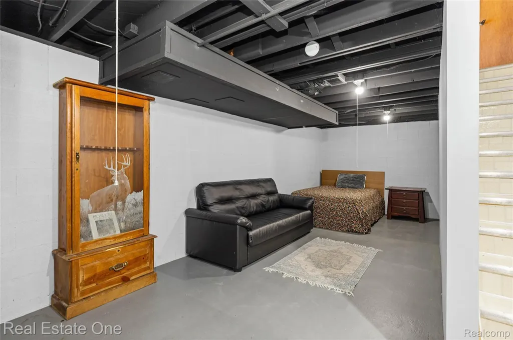 1825 Luneta Commerce Charter Township MI 48382