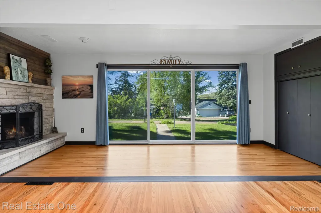 1825 Luneta Commerce Charter Township MI 48382