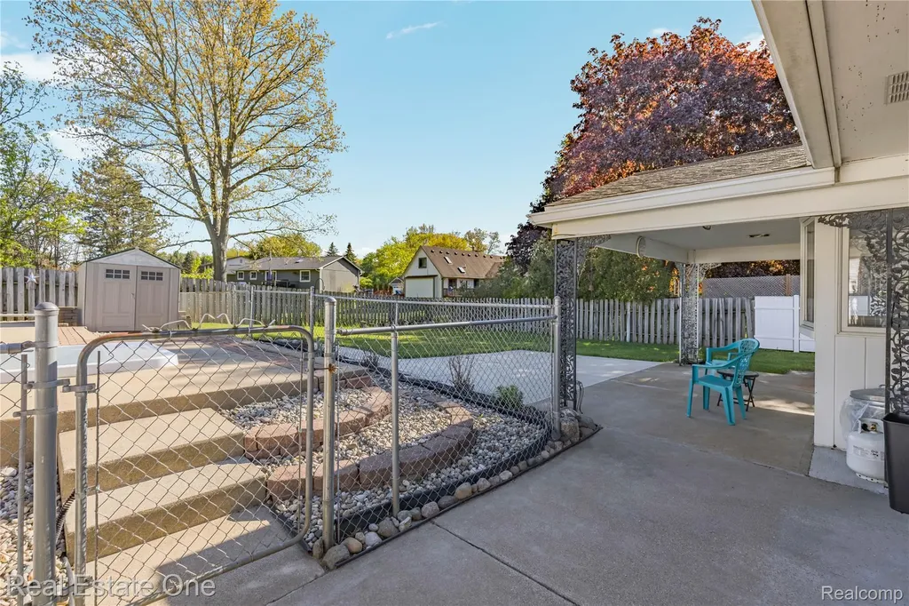 1825 Luneta Commerce Charter Township MI 48382