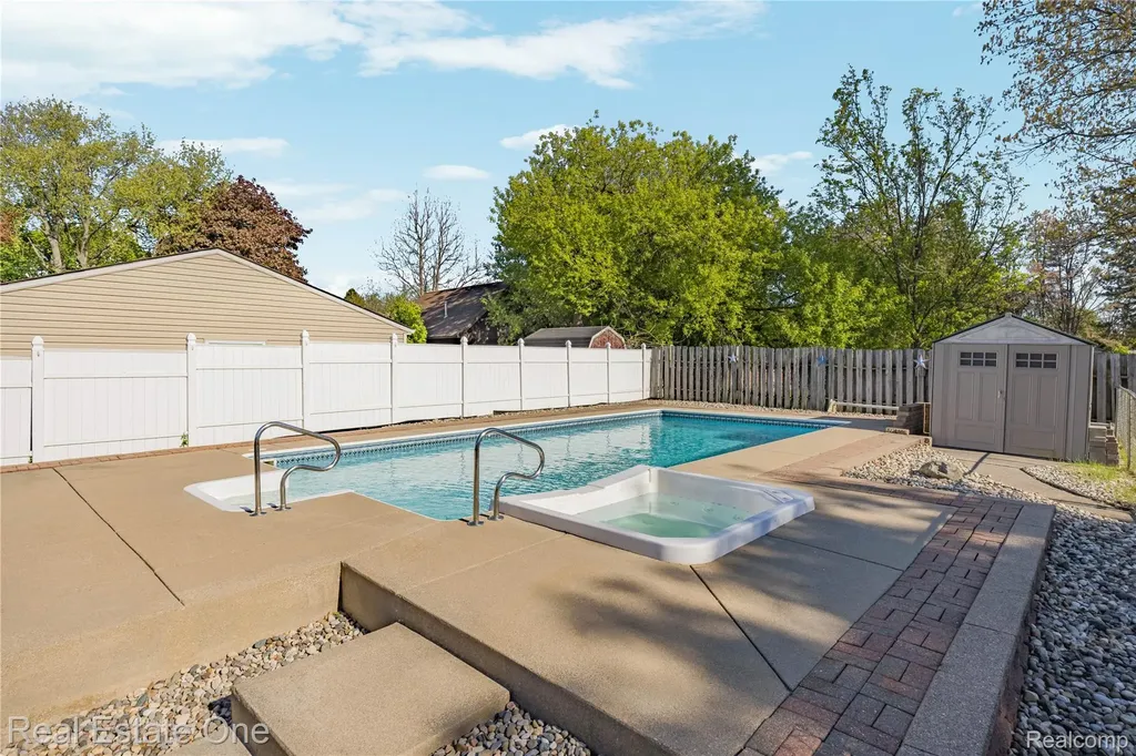 1825 Luneta Commerce Charter Township MI 48382