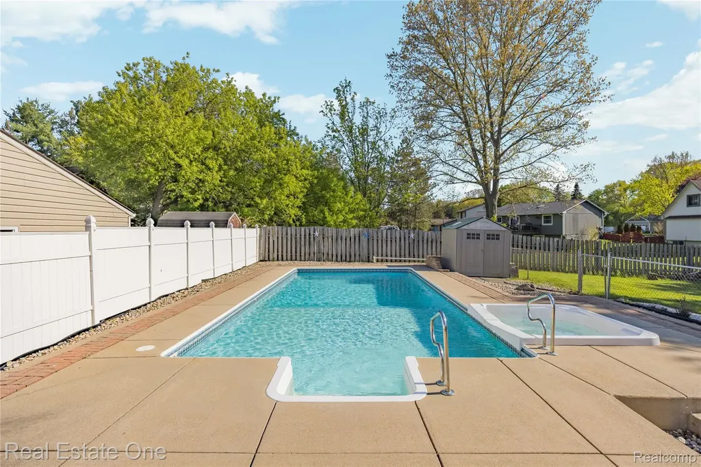 1825 Luneta Commerce Charter Township MI 48382