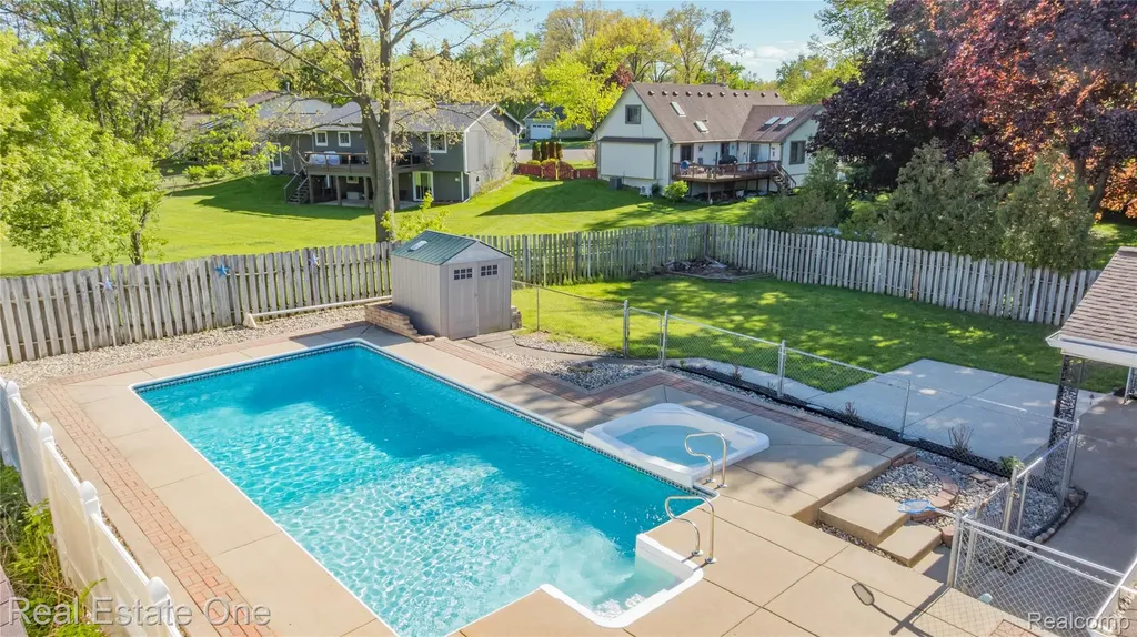 1825 Luneta Commerce Charter Township MI 48382