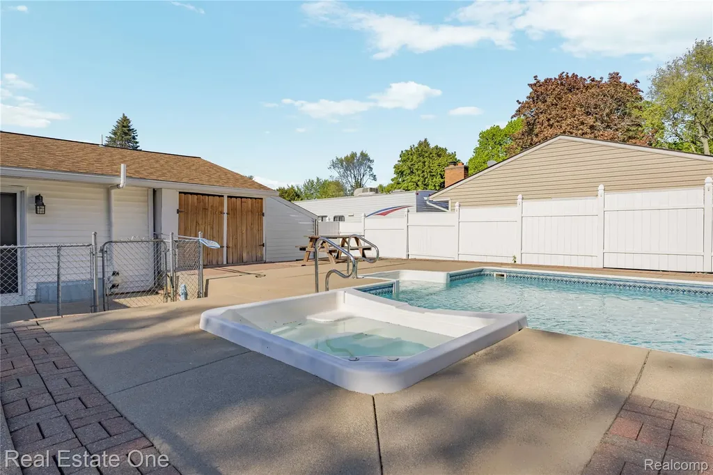 1825 Luneta Commerce Charter Township MI 48382