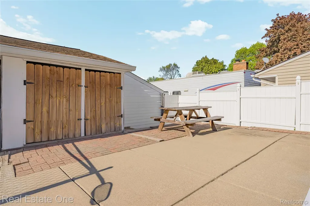 1825 Luneta Commerce Charter Township MI 48382
