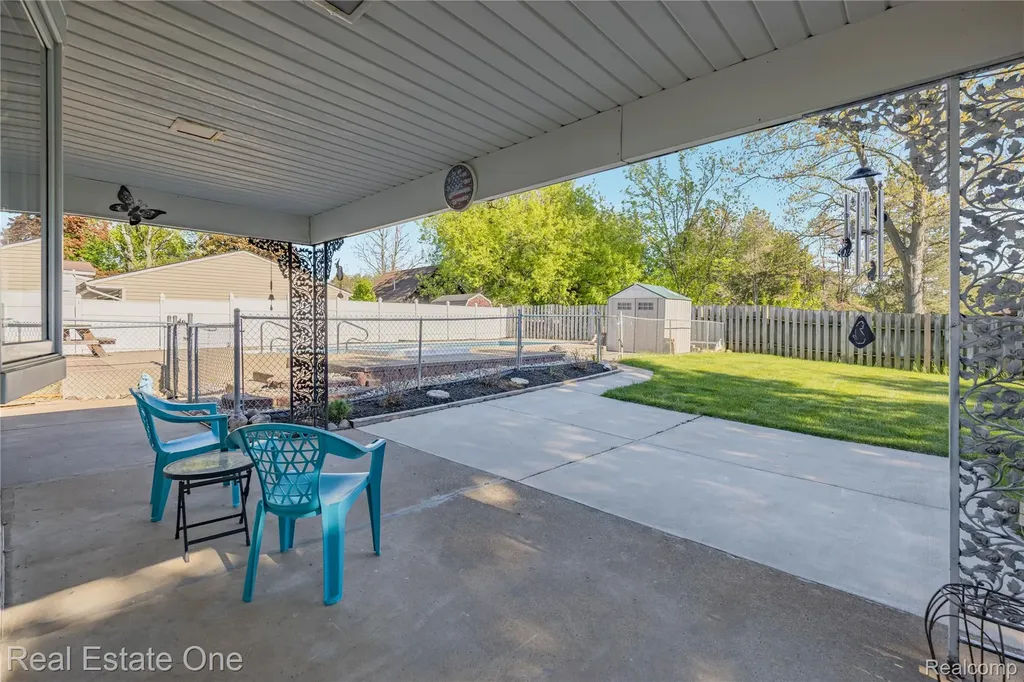 1825 Luneta Commerce Charter Township MI 48382