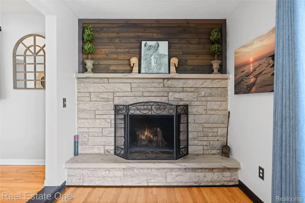 1825 Luneta Commerce Charter Township MI 48382