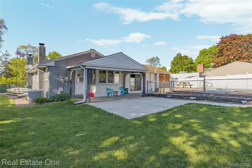 1825 Luneta Commerce Charter Township MI 48382