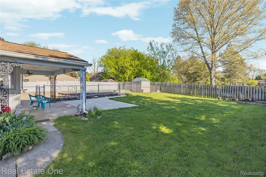 1825 Luneta Commerce Charter Township MI 48382